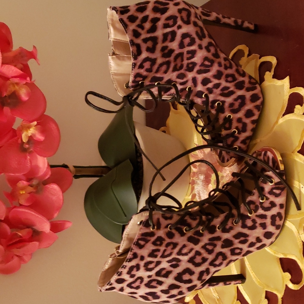 QUPID OAUX SUEDE CHEETAH PRINT HIGH  HEELS. OPEN FACE SHOE 🖤.